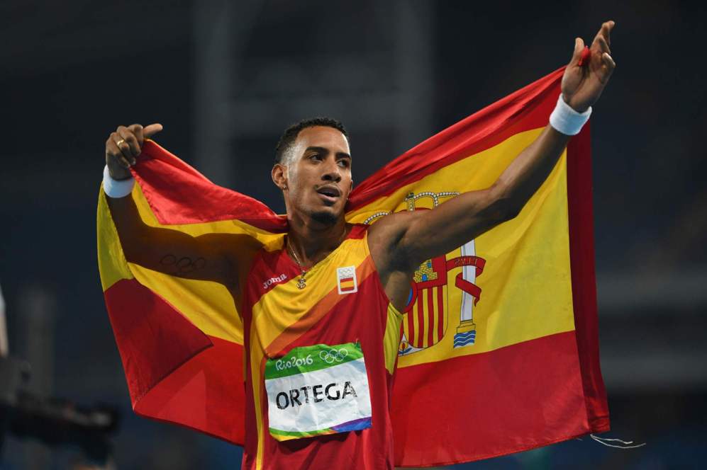 Orlando Ortega, celebra con la bandera de Espaa la medalla de plata.