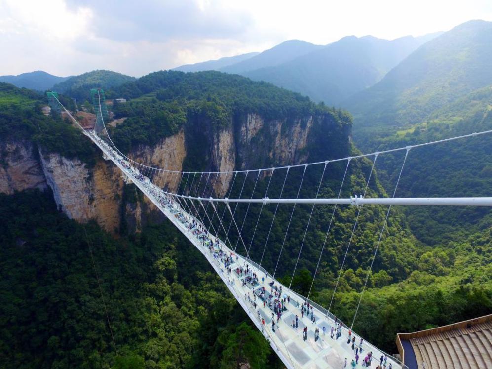China ha inaugurado  el puente de cristal ms alto y   largo del...