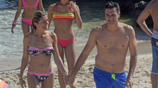 Pedro Snchez, con su familia en una playa de Ibiza este fin de...