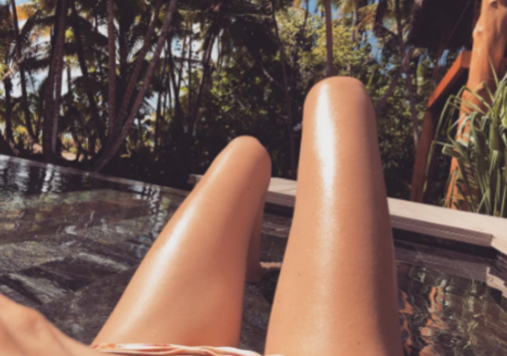 Gigi Hadid se burla de sus piernas que lucen como salchichas durante...