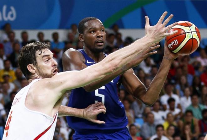 Pau Gasol y Kevin Durant, en la semifinal de baloncesto entre Espaa...