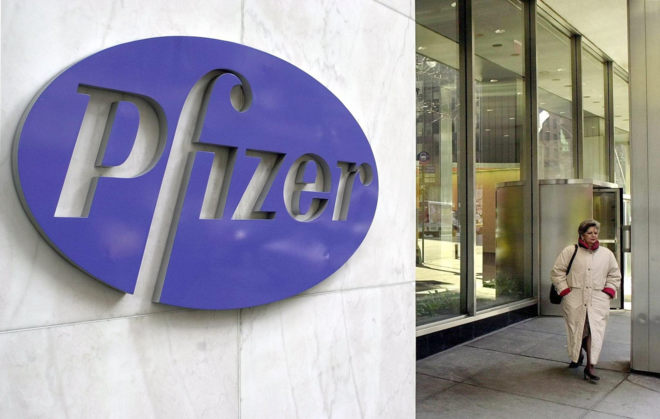 Logotipo de la compaa Pfizer, en el edificio sede de la empresa,...
