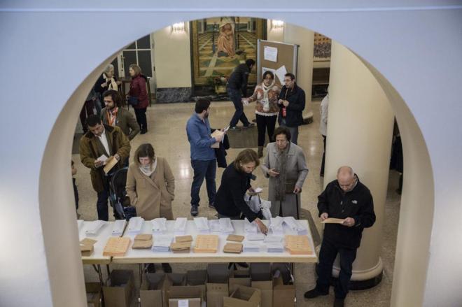 Votantes en un colegio electoral de Madrid el pasado 20 de diciembre.