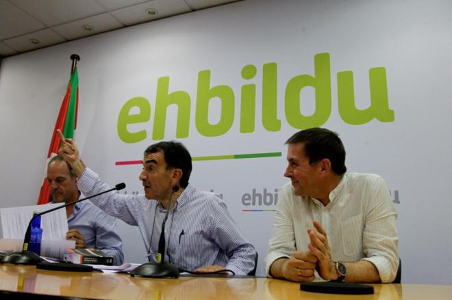 Arnaldo Otegi junto a su abogado, Iigo Iruin, ayer en la sede de EH...