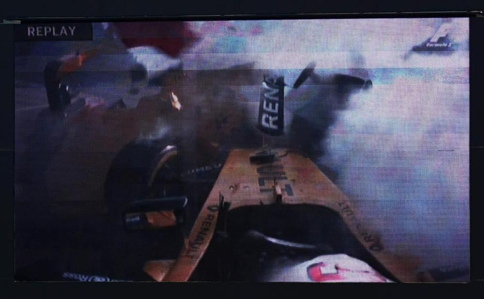 Imagen del accidentado Renault de Kevin Magnussen en la sexta vuelta...