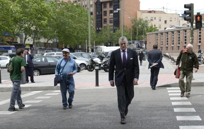 Luis Brcenas, en los alrededores de los juzgados de Madrid tras...