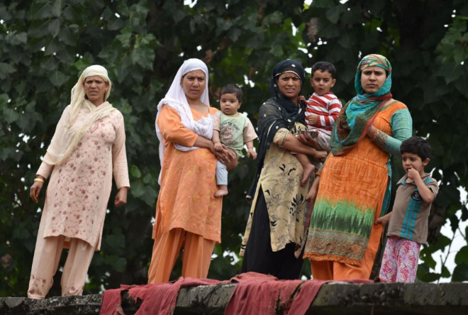 Mujeres indias junto a sus hijos.