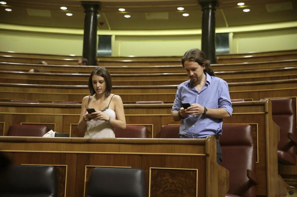 El lder de Podemos, Pablo Iglesias (d), y su jefa de gabinete, Irene...