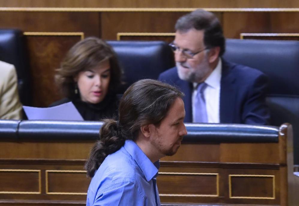 El lder de Podemos, Pablo Iglesias, de camino a su escao despus...