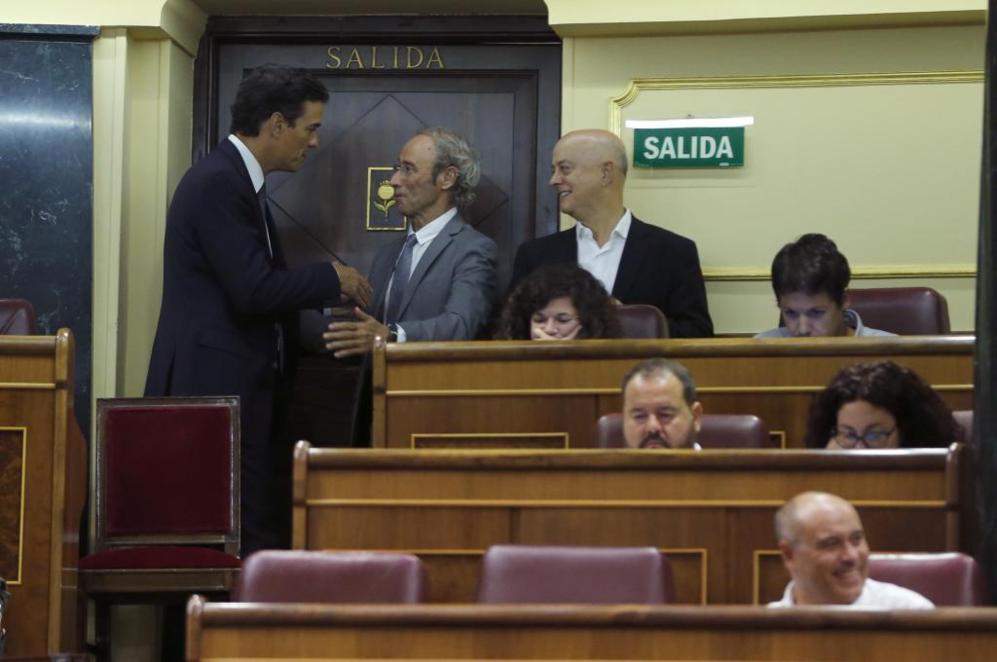 El lder del PSOE, Pedro Snchez, saluda a Cipri Ciscar en...