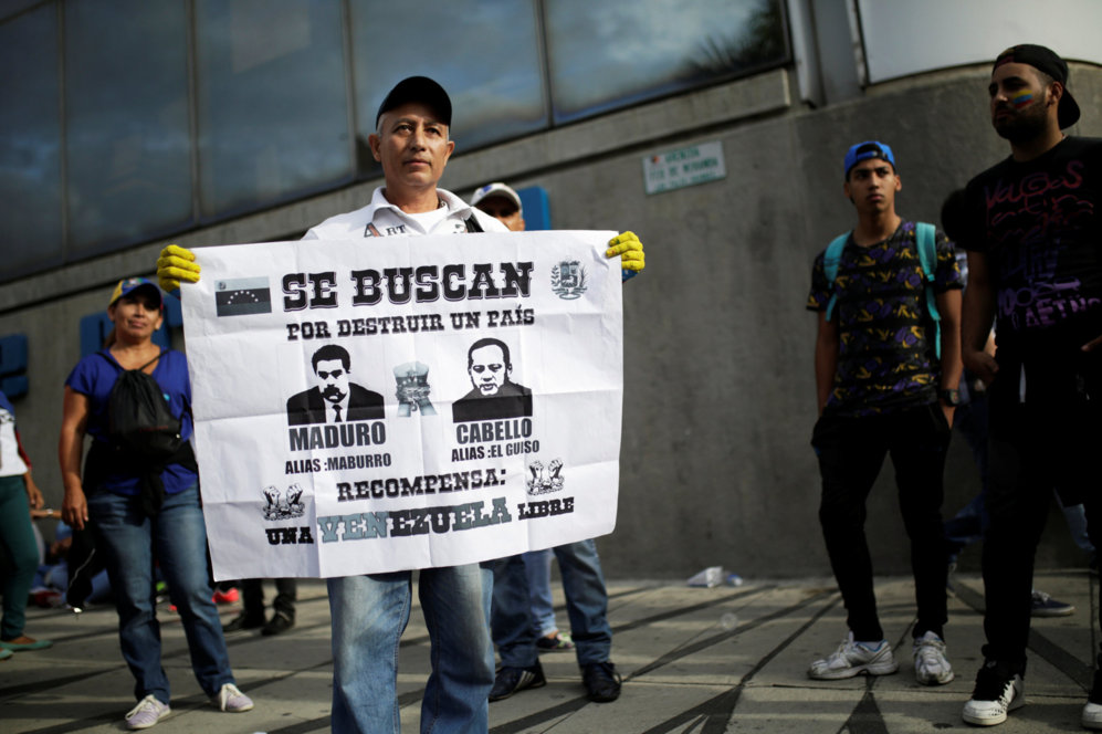 Un manifestante porta una pancarta contra Nicols Maduro y Diosado...