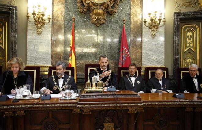 Felipe VI, junto a Consuelo Madrigal (izqda.), Carlos Lesmes y Rafael...