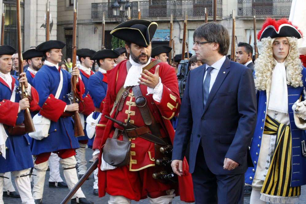 Carles Puigdemont recibe en el Palau de Generalitat  a los Migueletes...