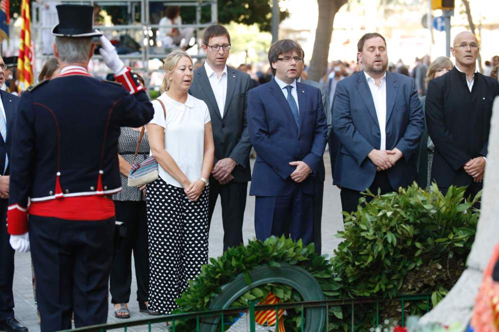 En la ceremonia frente al monumeto de Rafael Casanovas, de izquierda a...