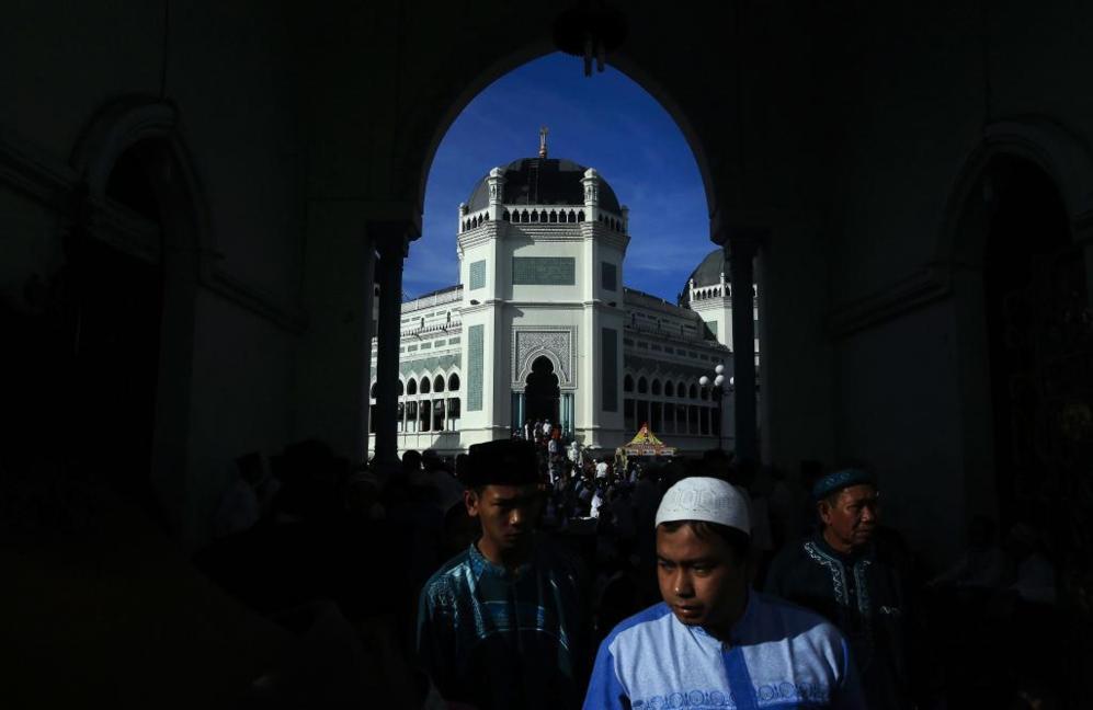 Musulmanes indonesios saliendo de una mezquita tras asistir a las...