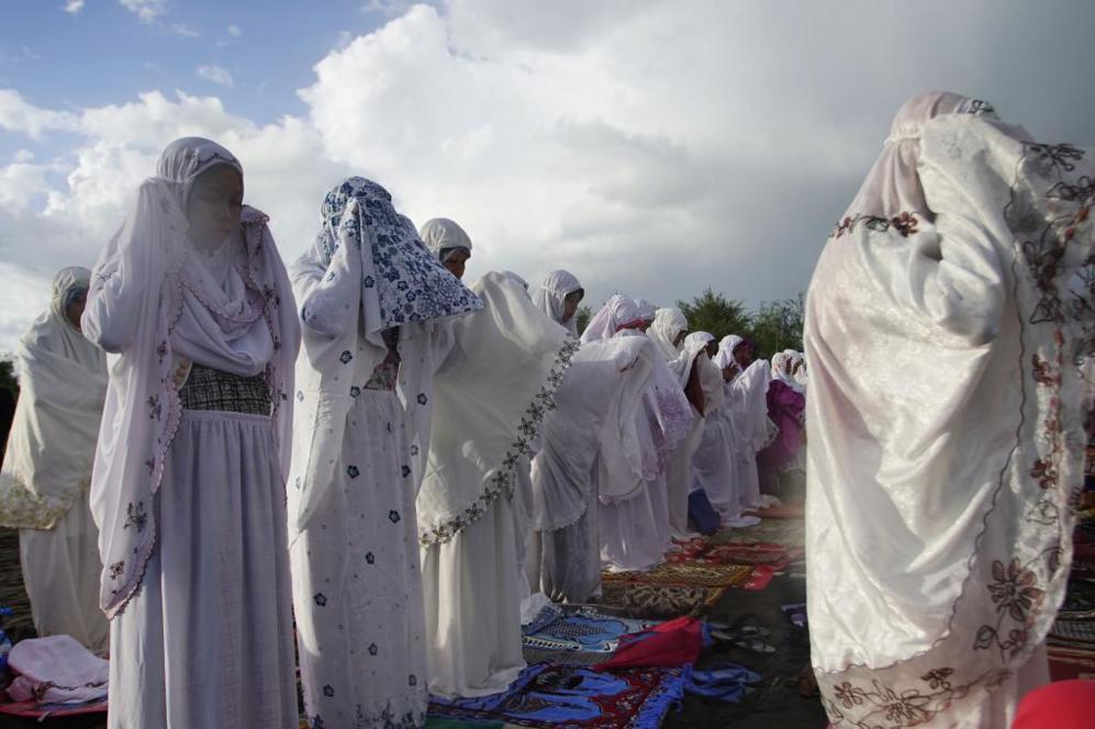 Mujeres indonesias reunidas con motivo del Eid al-Adha en las dunas de...