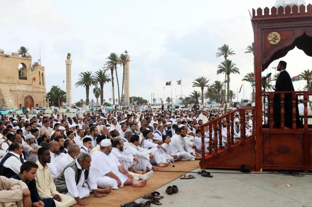 Una multitud de musulmanes escuchan las oraciones este lunes del Eid...