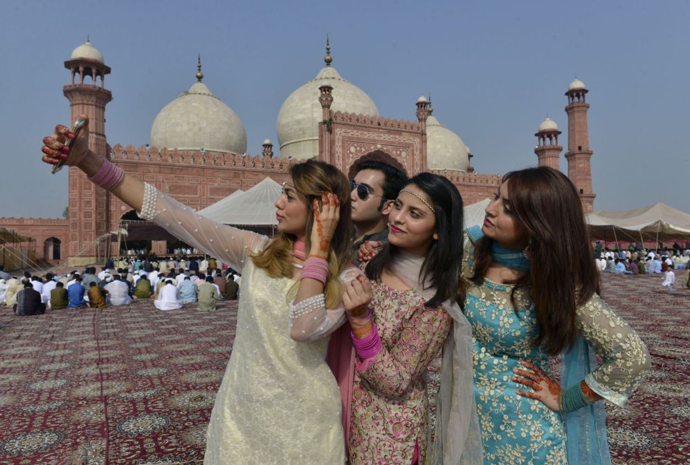 Mujeres posan para un 'selfie' durante Eid al Adha en Lahore...