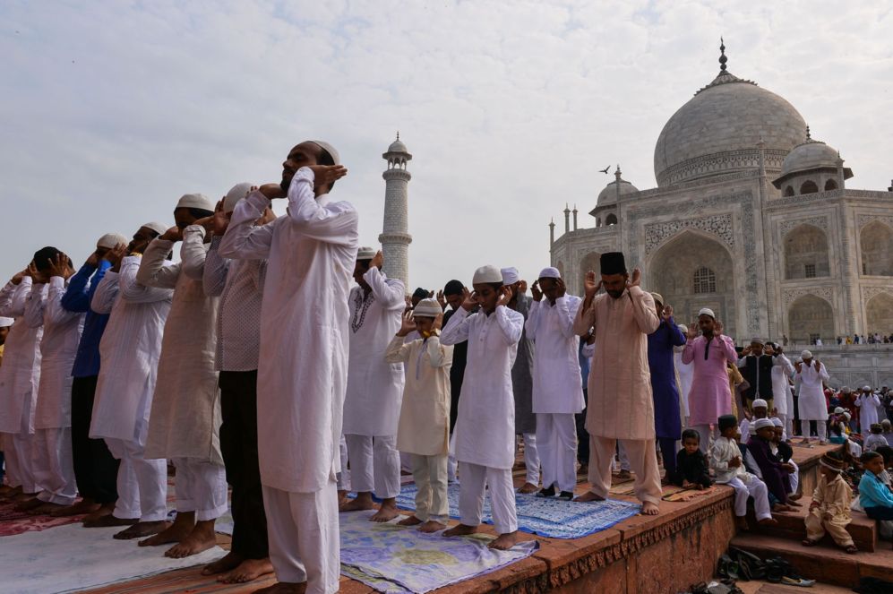 Musulmanes indios rezan ante el Taj Mahal este martes, para conmemorar...