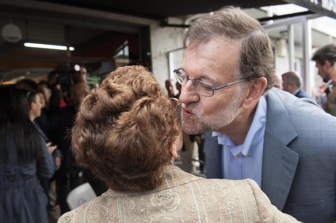 Mariano Rajoy besa a una simpatizante durante su visita a la localidad...