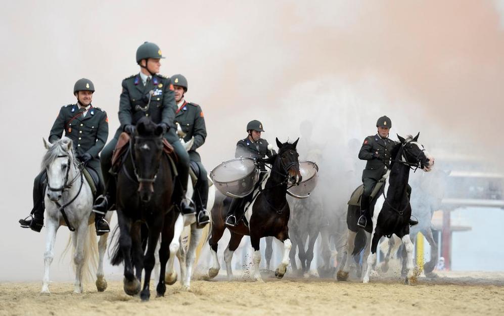 Los miembros de la Guardia Real holandesa guan a sus caballos...