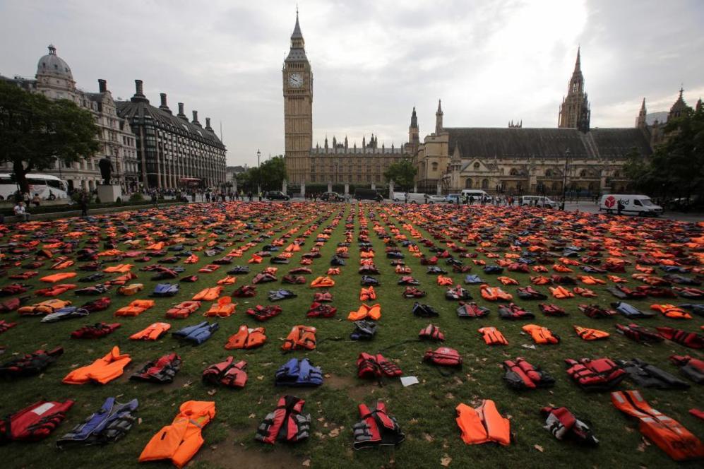 Ms de dos mil chalecos salvavidas sobre la plaza del Parlamento en...