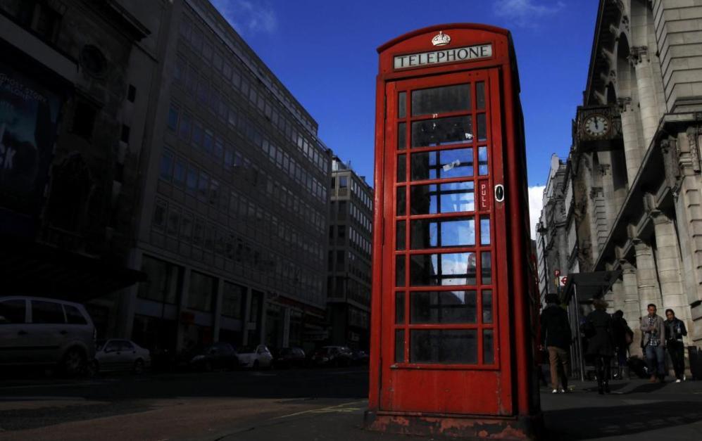Detalle de las tradicionales cabinas de telfono londinenses en las...