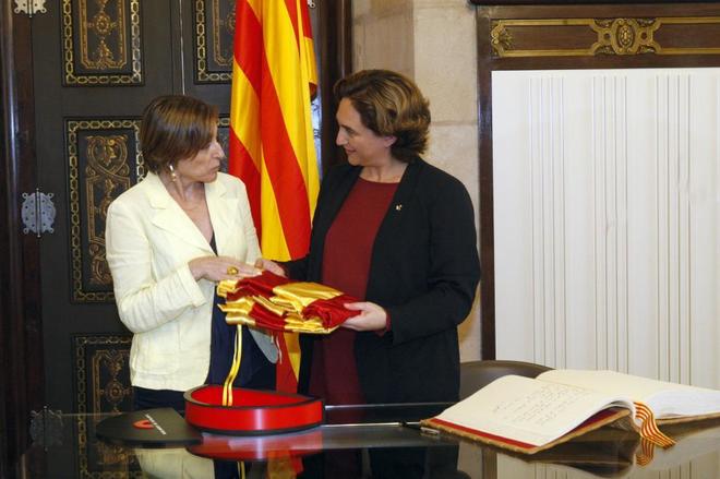Carme Forcadell entrega una bandera catalana a la alcaldesa de...