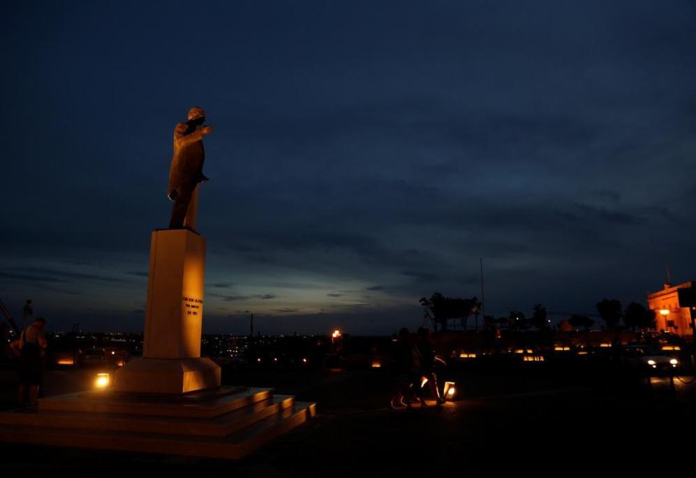 Vista nocturna a la estatua del ex primer ministro de Malta, Georige...