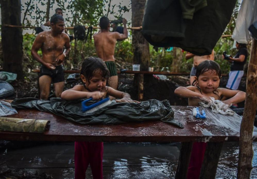 Un grupo de nios lava la ropa en el campamento de los Llanos del...
