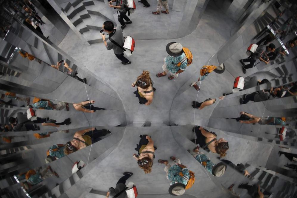 Visitantes reflejados en la instalacin "Mirror Maze", creacin del...
