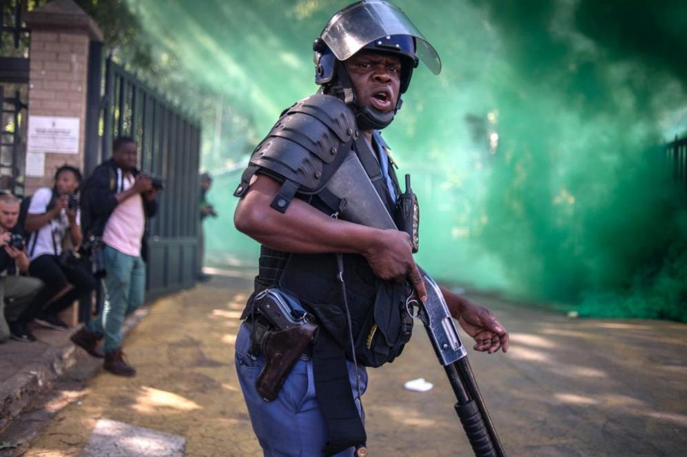 Oficial de polica durante los enfrentamientos con los estudiantes de...