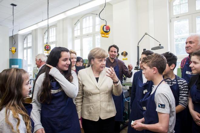 La canciller alemana Angela Merkel se reune con estudiantes del...