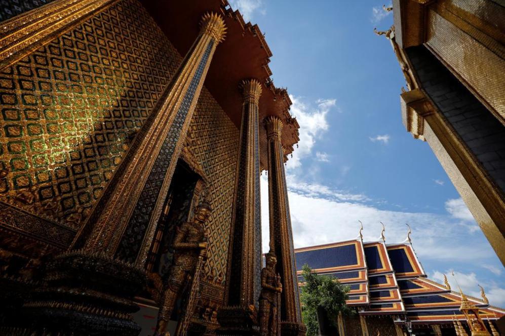 Vista contrapicada del edificio 'Royal Palace' en Bangkok.