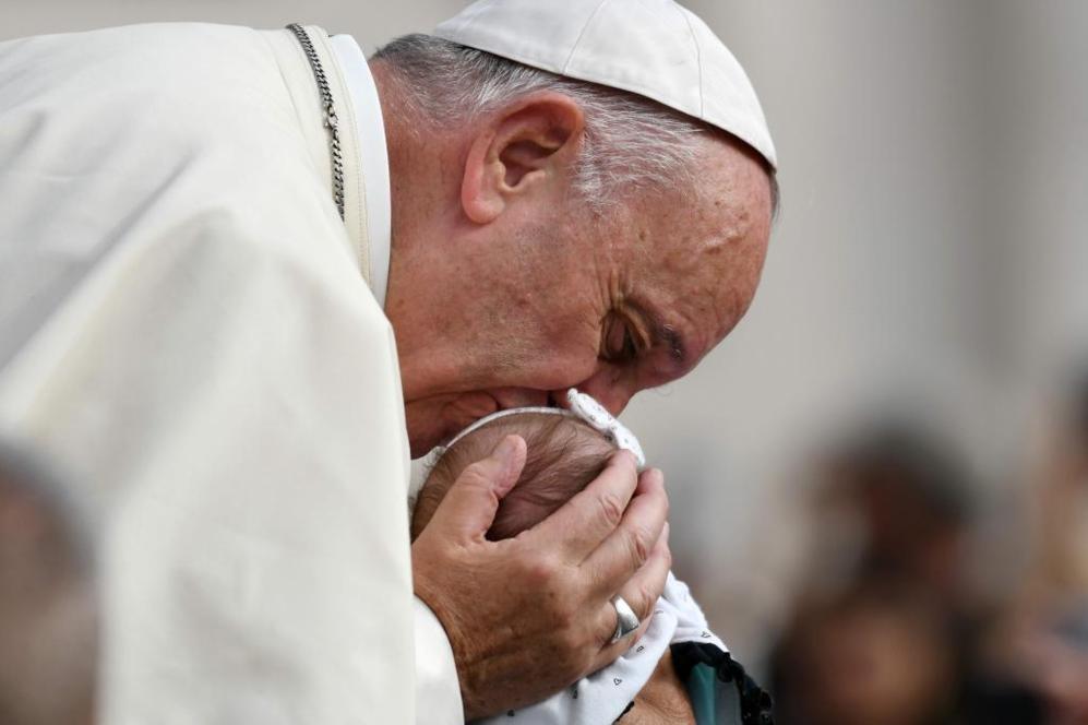 El Papa Francisco besa a un beb a su llegada a la audiencia general...