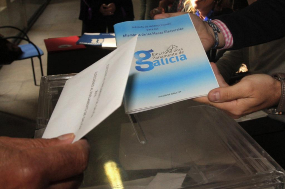 Un ciudadano ejerce su derecho al voto en el colegio electoral de...