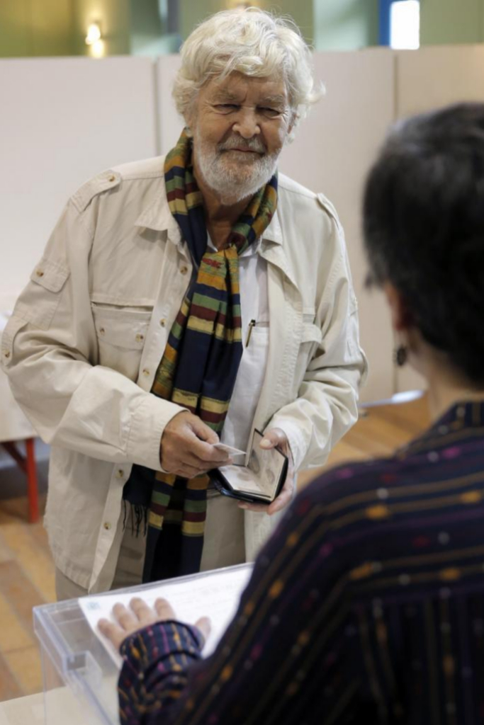 El portavoz de AGE, Xos Manuel Beiras, vota en un colegio electoral...