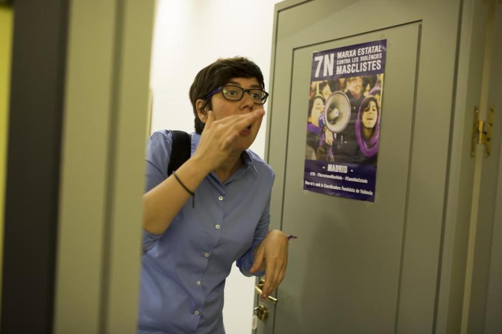 Pilar Lima, senadora de Podemos, en la puerta de su despacho.