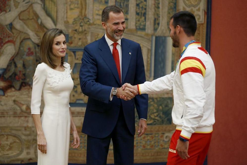 El Rey Felipe VI y la Reina Letizia, saludan a Sal Craviotto.
