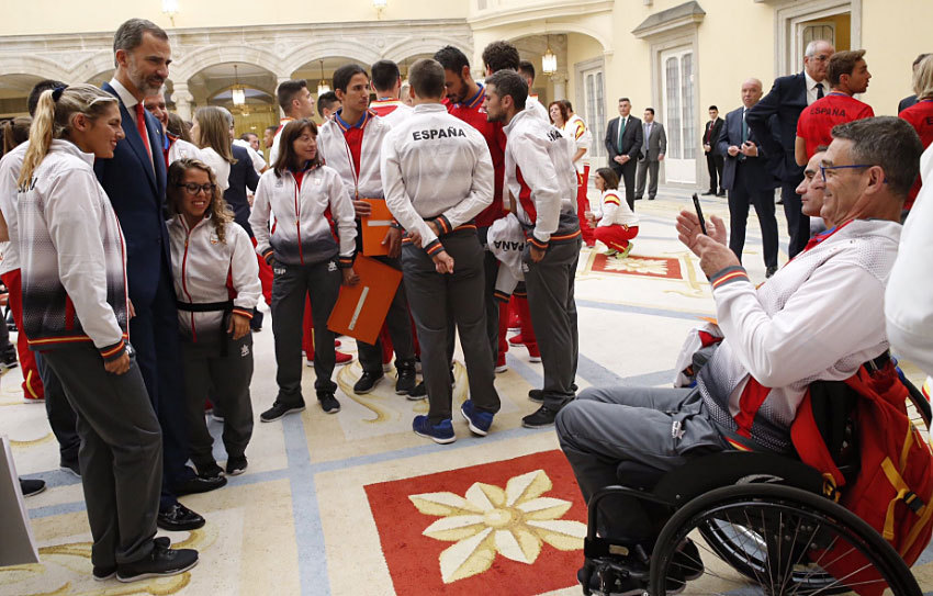 El Rey Felipe, con algunos de los atletas paralmpicos de Ro.
