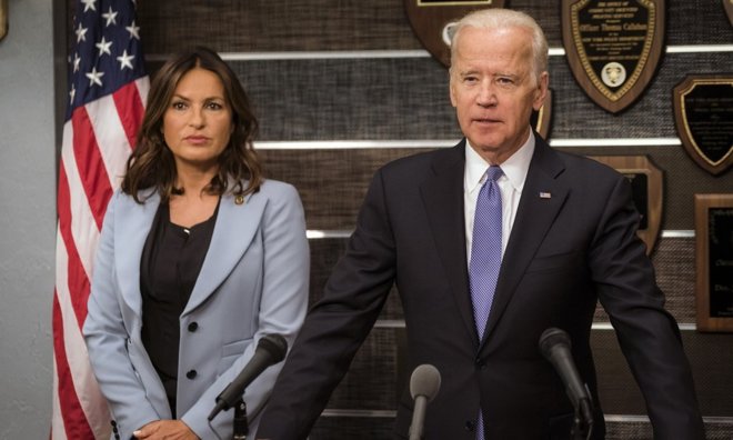 Joe Biden junto a Mariska Hargitay, la teniente Olivia Benson en &apos;Law...