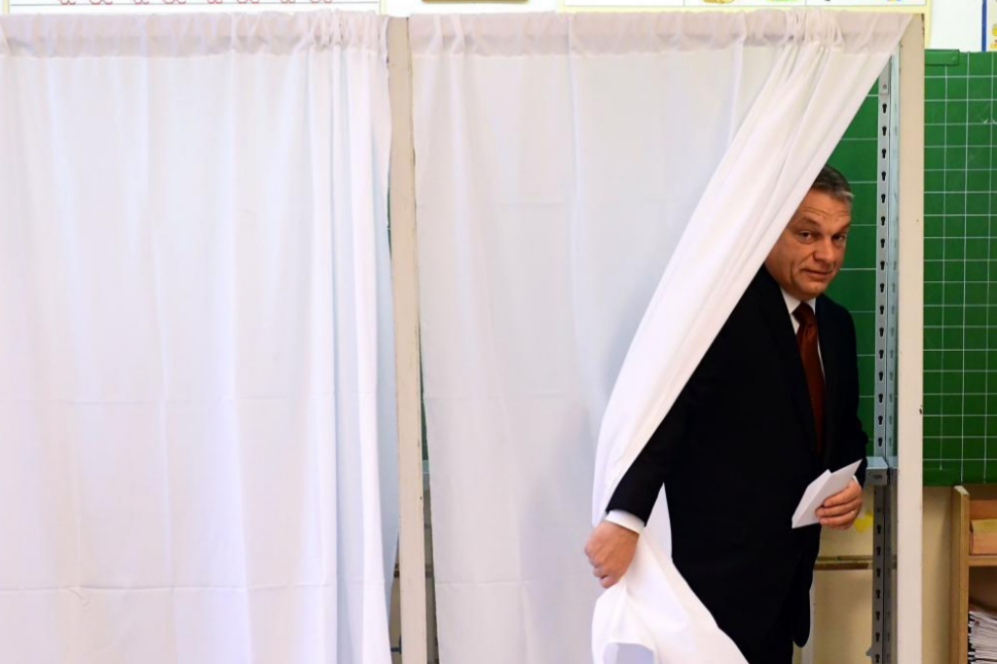 El primer ministro hgaro, Viktor Orban, sale de la cabina para...