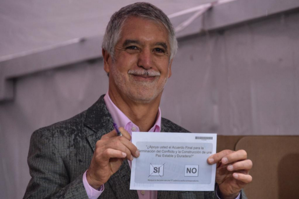 El alcalde de Bogot, Enrique Pealosa, tambin muestra su papeleta...