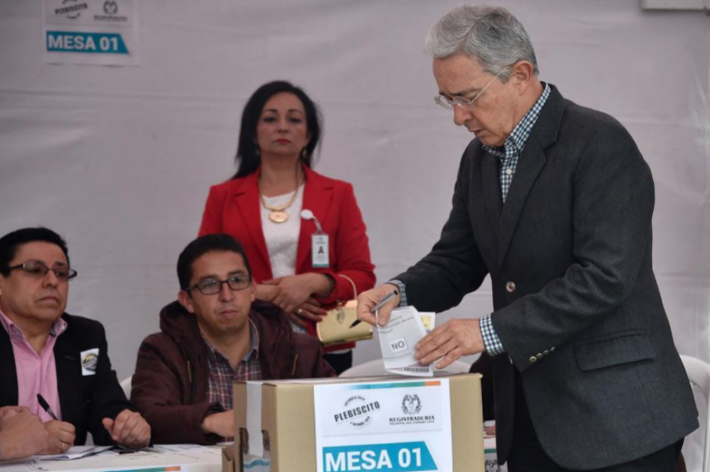 El ex presidente colombiano y actual senador, Alvaro Uribe, durante la...
