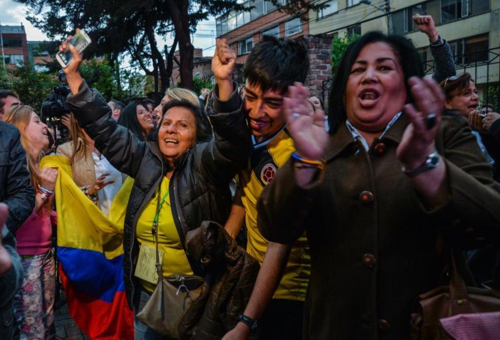 Varios colombianos celebran con jbilo el resultado de la consulta.