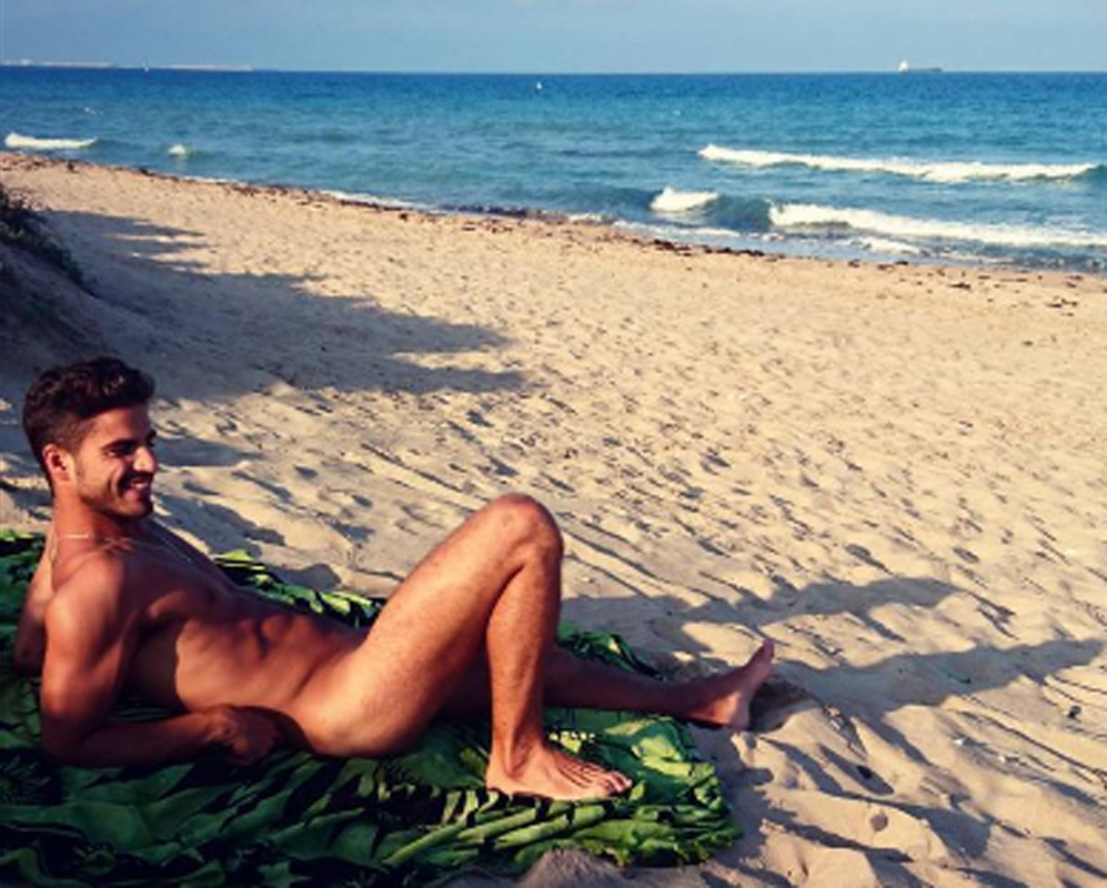 Maxi Iglesias se ha mostrado desnudo en su perfil de Instagram. 