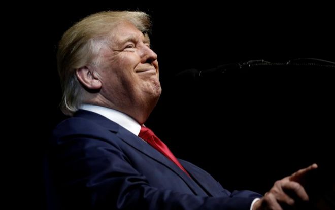 Donald Trump sonre a sus partidarios durante un mitin en Colorado.