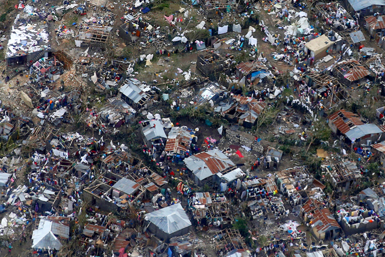 Aspecto de las casas tras el paso del huracn Matthew por Hait.