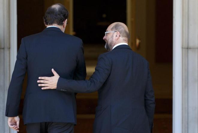 Rajoy, ayer en Moncloa, con la mano de Martin Schulz apoyada en l.