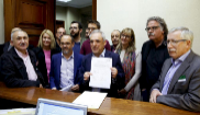 Rafael Simancas (centro), junto a diputados de otros partidos y...